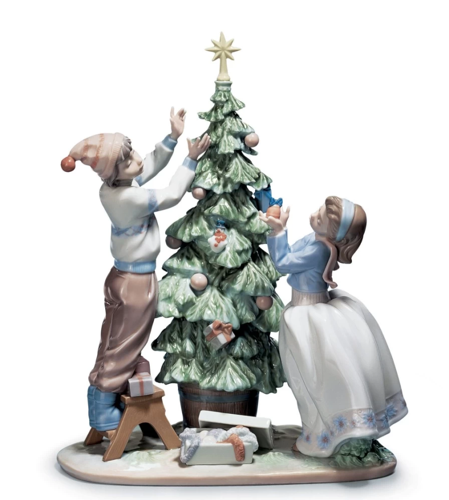 Lladró Christmas Tree Trimming Porcelain Figurine – Handcrafted Holiday Decoration