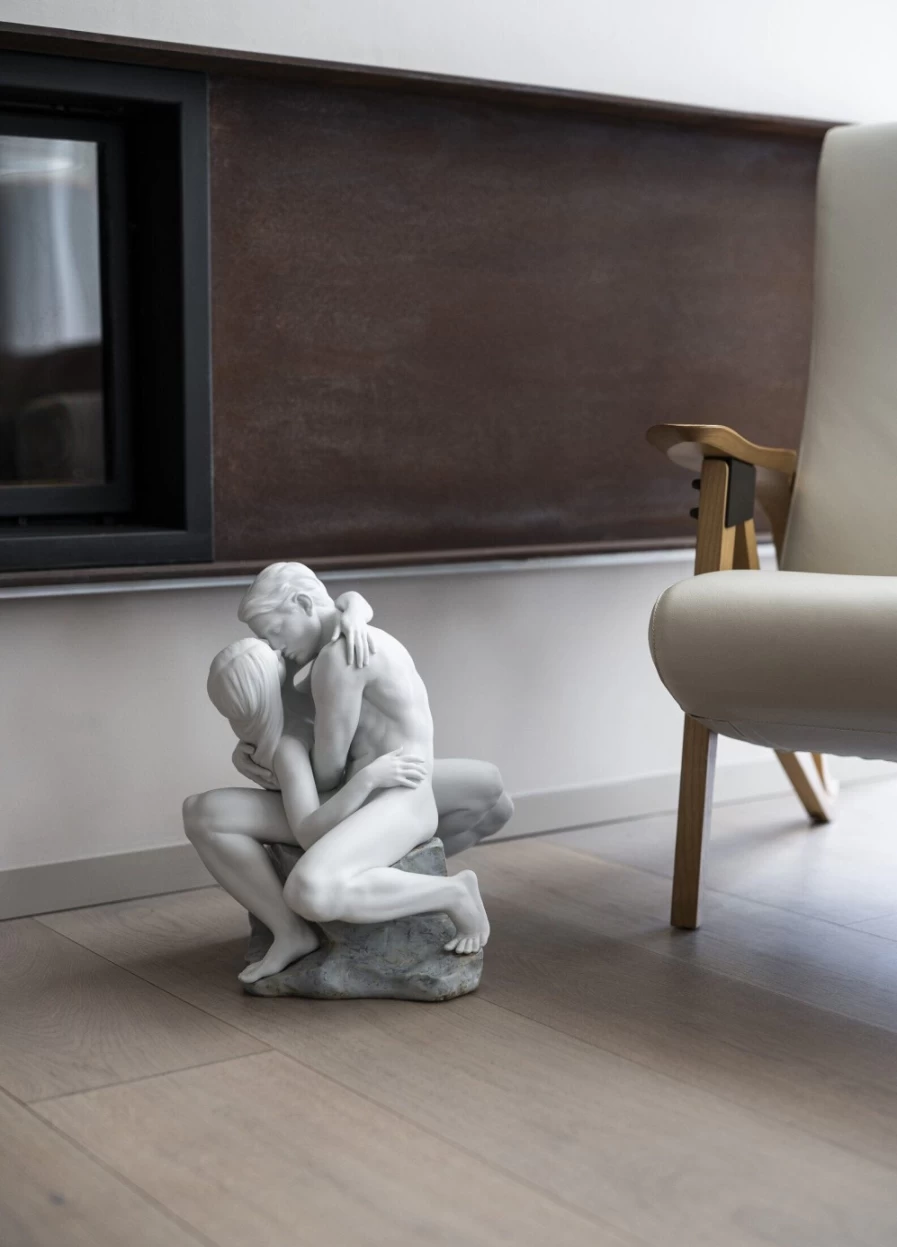 "Lladró Passionate Kiss Romantic Couple Sculpture – Elegant Porcelain Art Figurine"
