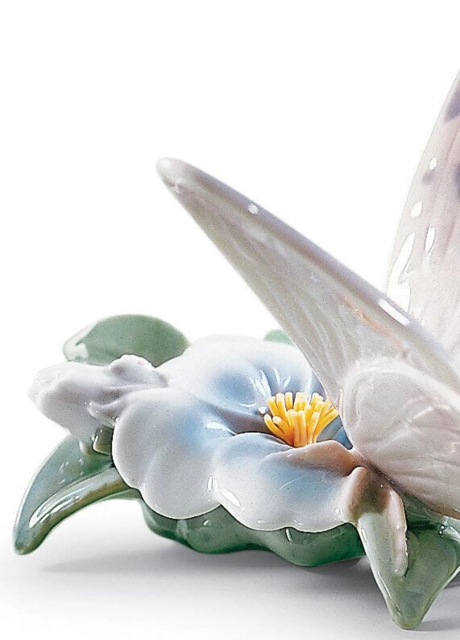 Lladró Butterfly Figurine - Elegant Handcrafted Porcelain Sculpture for Home Décor