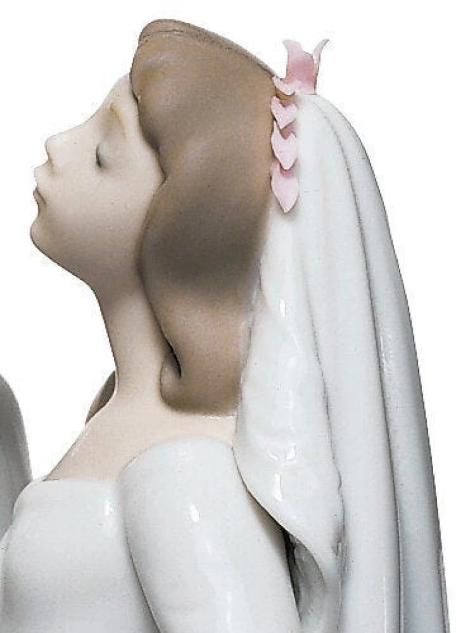 Lladró Romantic Couple Figurine - A Kiss To Remember Porcelain Statue