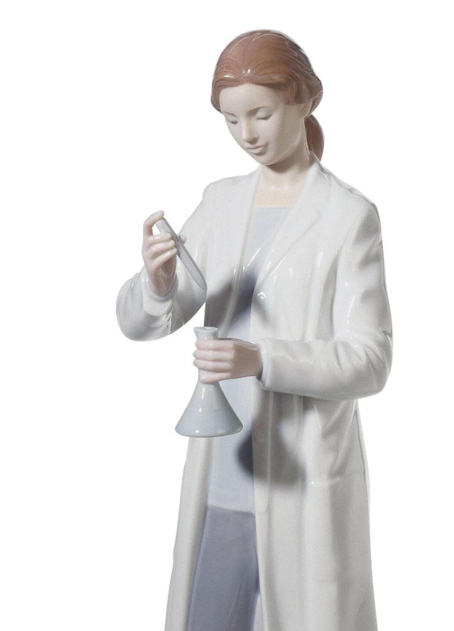 "Lladró Porcelain Laboratory Woman Figurine - Elegant Collectible Sculpture"