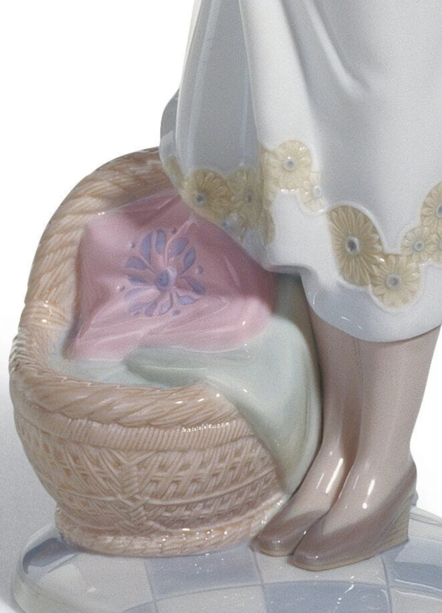 "Lladró Unconditional Love Mother Figurine – Elegant Porcelain Sculpture"