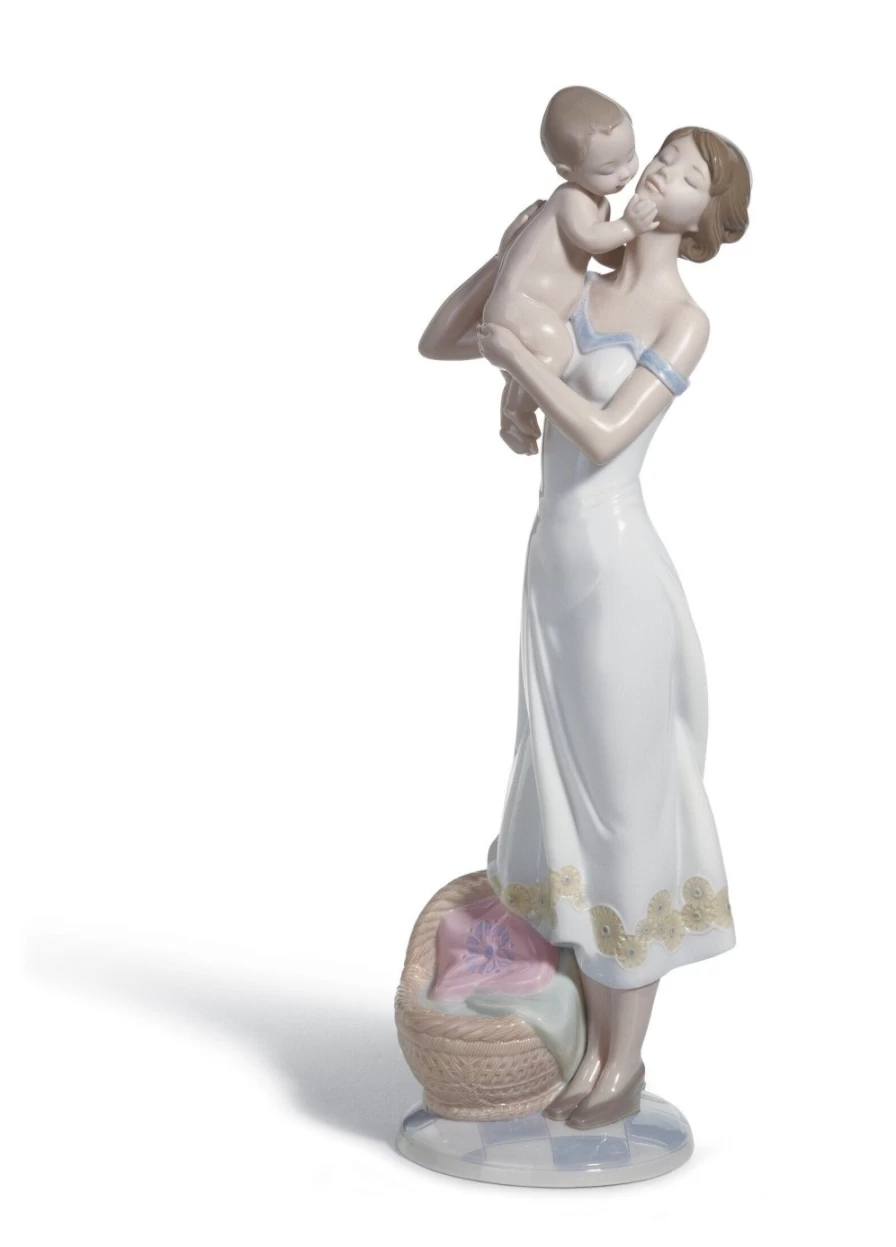 "Lladró Unconditional Love Mother Figurine – Elegant Porcelain Sculpture"