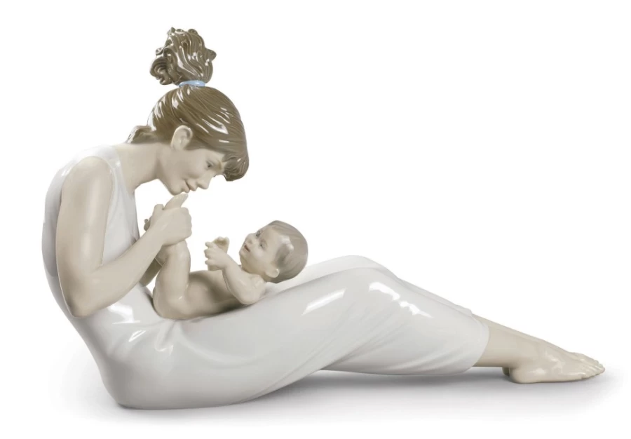 "Lladró Giggles With Mom Porcelain Figurine – Elegant Mother-Child Statue"