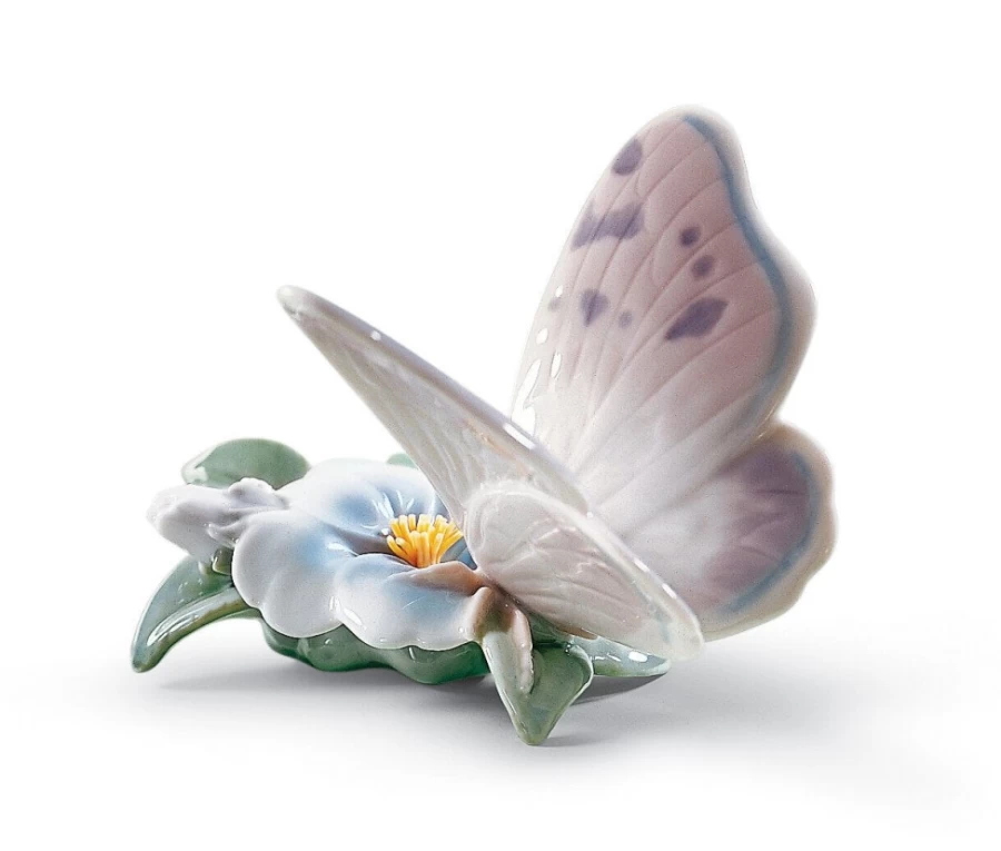 Lladró Butterfly Figurine - Elegant Handcrafted Porcelain Sculpture for Home Décor