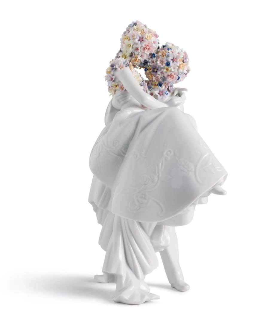 Lladró Romantic Couple Figurine - Elegant Love Sculpture for Wedding & Anniversary Gifts