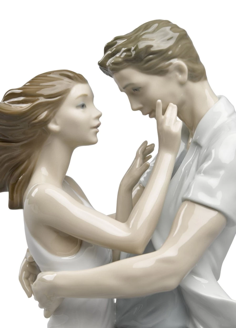 "Lladró The Thrill Of Love Romantic Couple Figurine - Handcrafted Porcelain Sculpture"